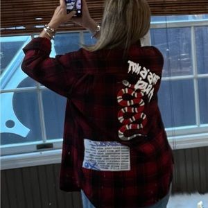 Red and black plaid flannel decorated sz L-XL